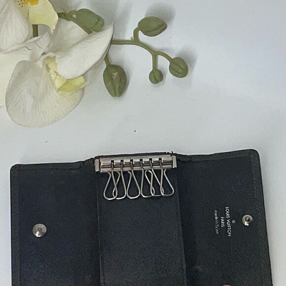 AUTHENTIC Louis Vuitton Black Taiga 6 Key Wallet - Picture 9 of 11